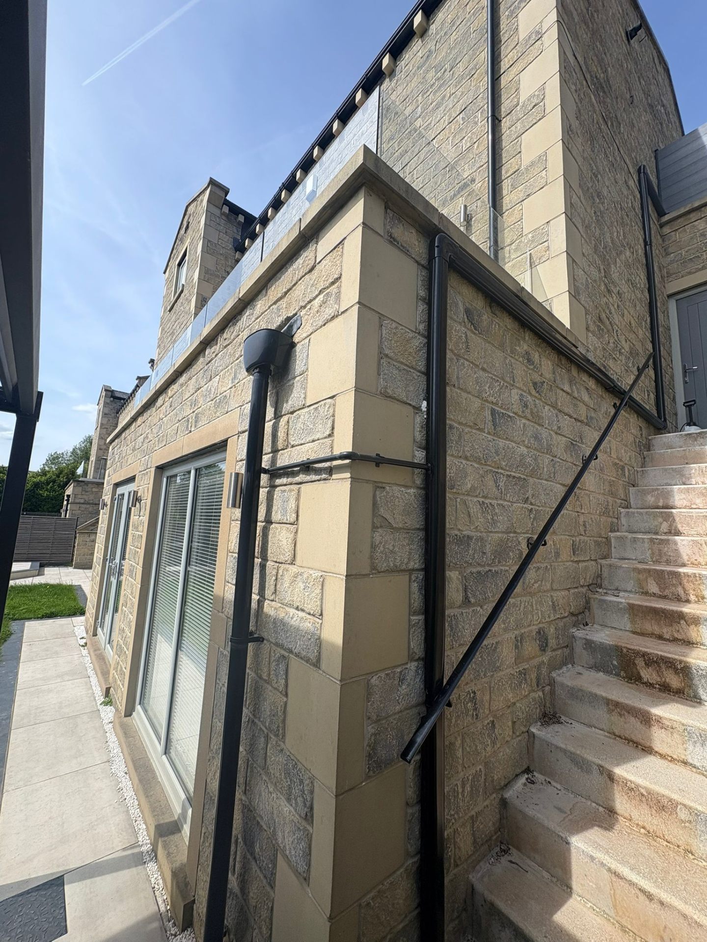 Multiple room air conditioning system connected to one outdoor condenser